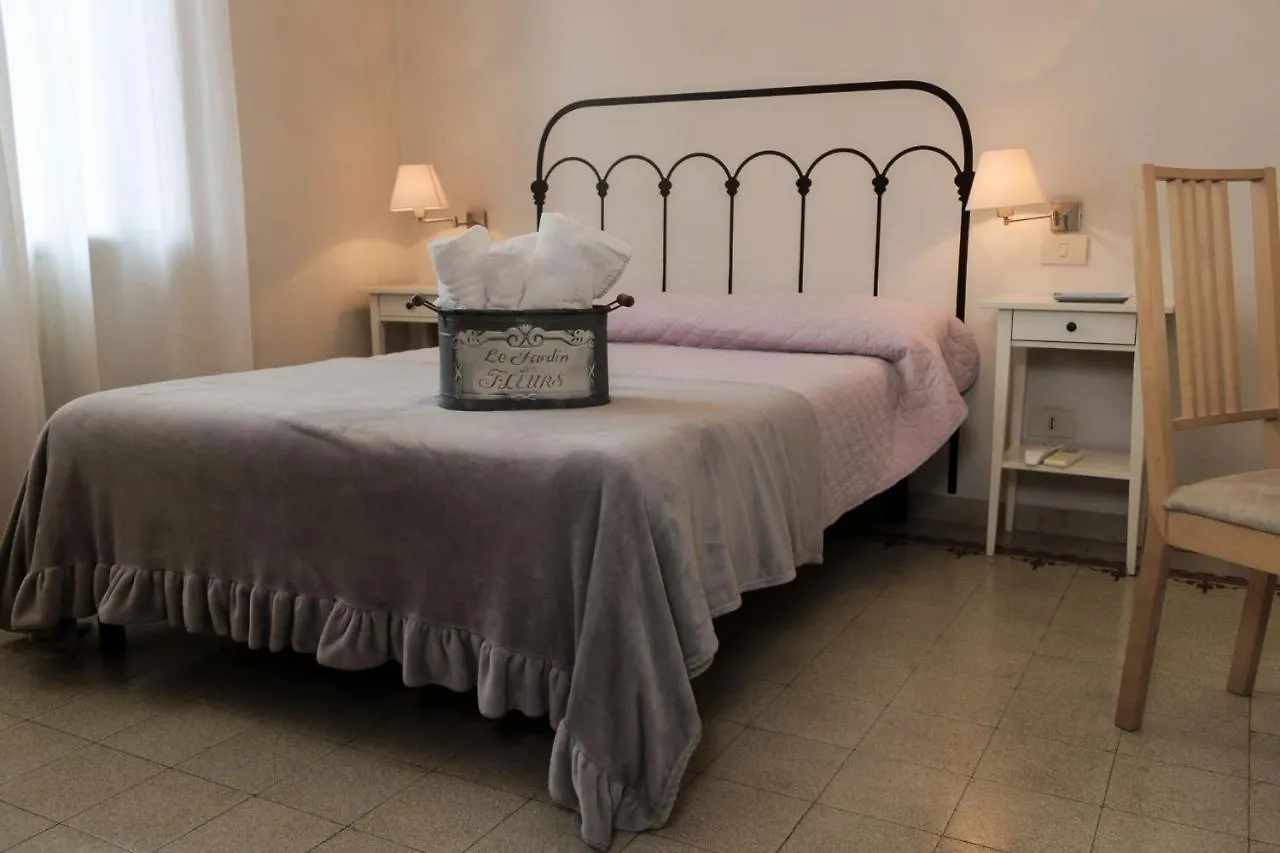 فندق Il Giardino Del Pettirosso لوكا 3*,  إيطاليا